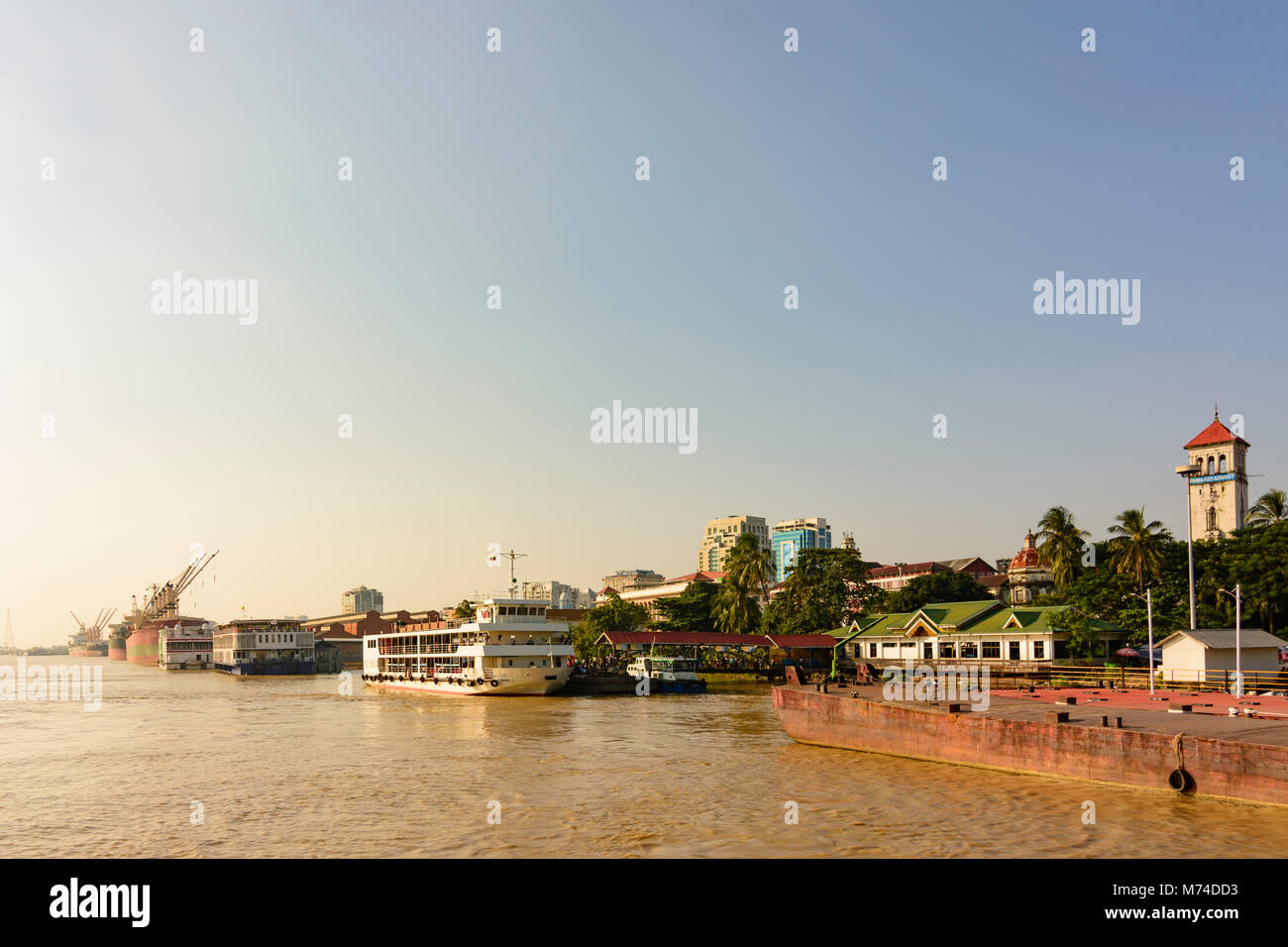 Yangon (Rangoon): Yangon Fluss, Stadtzentrum, Kreuzfahrtschiff, Myanma Port Authority Gebäude, Yangon, Myanmar (Birma) Stockfoto