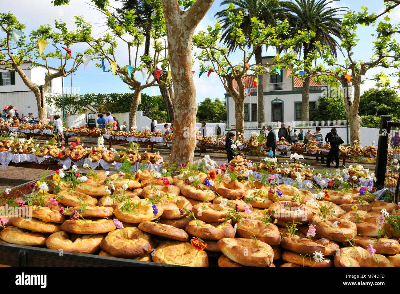 Heiliger Geist (Espirito Santo) Festlichkeiten an Criação Velha. Diese Art von Brot, Rosquilhas genannt, ist eine Delikatesse. Pico, Azoren, Portugal Stockfoto