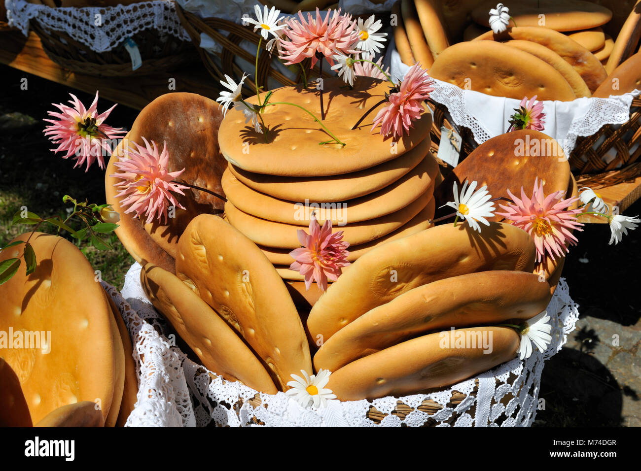 Heiliger Geist (Espirito Santo) Festlichkeiten an bandeiras. Diese Art von Brot, "Vésperas", ist eine Delikatesse. Pico, Azoren, Portugal Stockfoto
