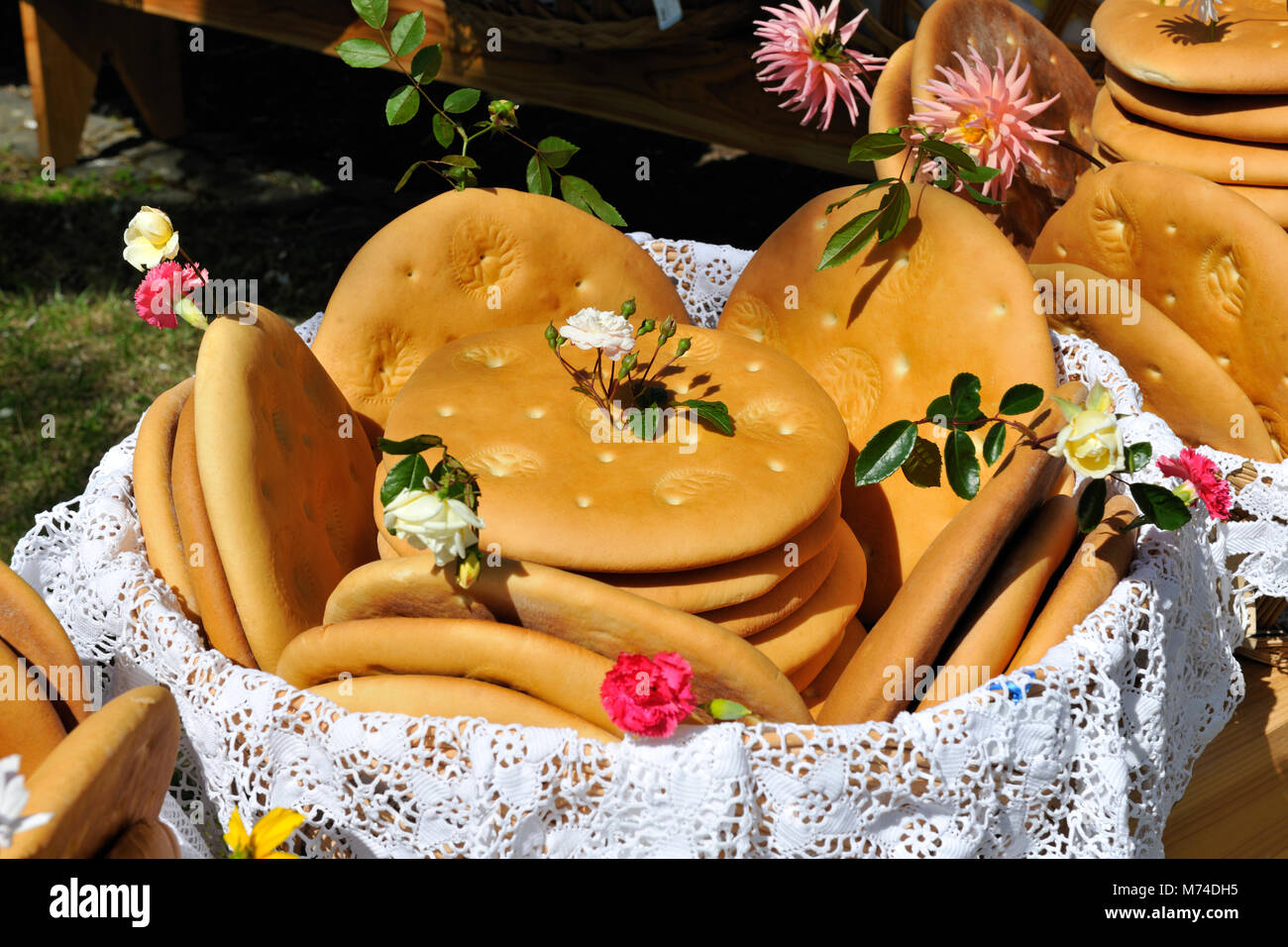 Heiliger Geist (Espirito Santo) Festlichkeiten an bandeiras. Diese Art von Brot, "Vésperas", ist eine Delikatesse. Pico, Azoren, Portugal Stockfoto