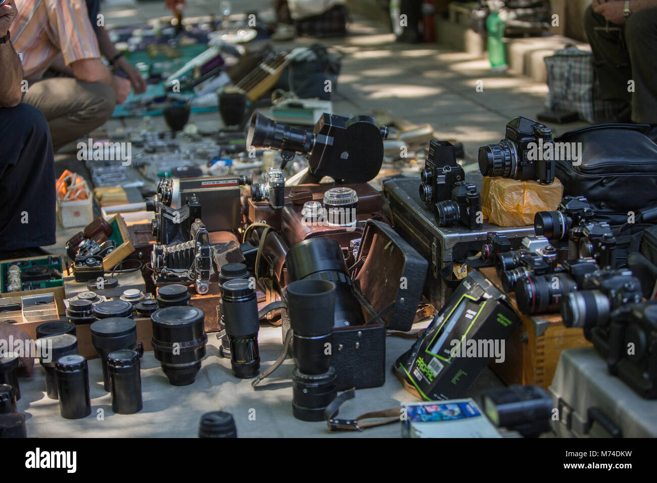 Vintage Objektiv Kameras auf dem Georgischen Markt antike retro Verkauf Stockfoto