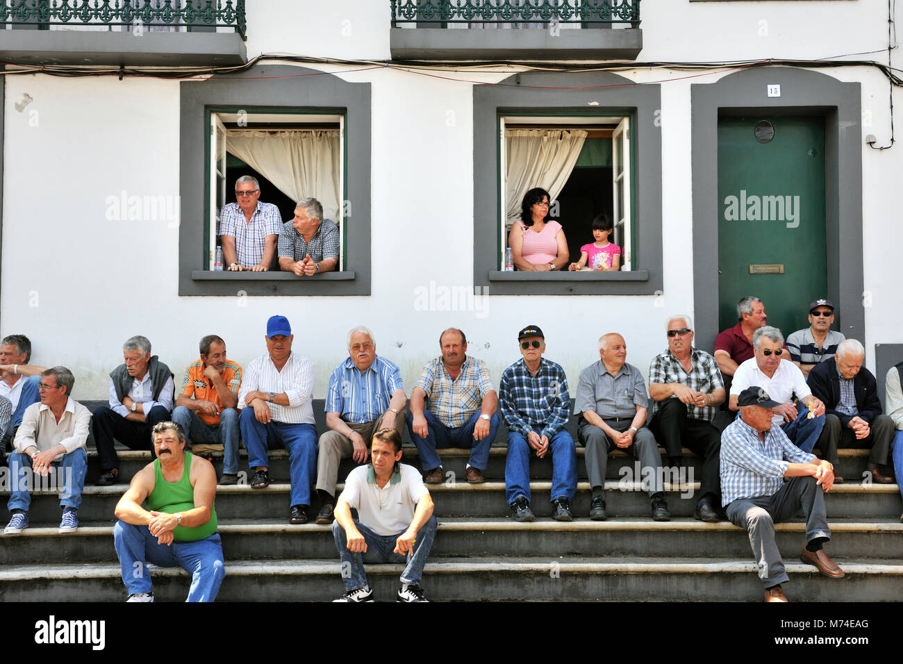 Menschen in einem Stierkampf (tourada à Corda) Tag, in Angra do Delgada. Terceira, Azoren, Portugal Stockfoto