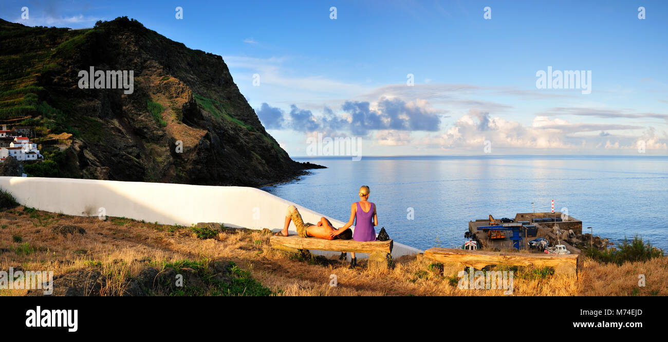 Die Betrachtung des Meeres. Vila Nova do corvo in der Dämmerung. Corvo Island. Azoren, Portugal Stockfoto