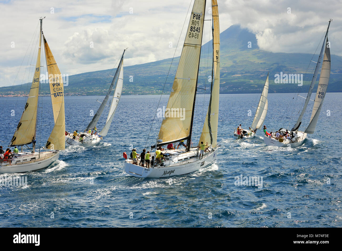 Regatten im Meer Kanal zwischen Faial und Pico Inseln im Meer Woche Festival. Faial, Azoren, Portugal Stockfoto