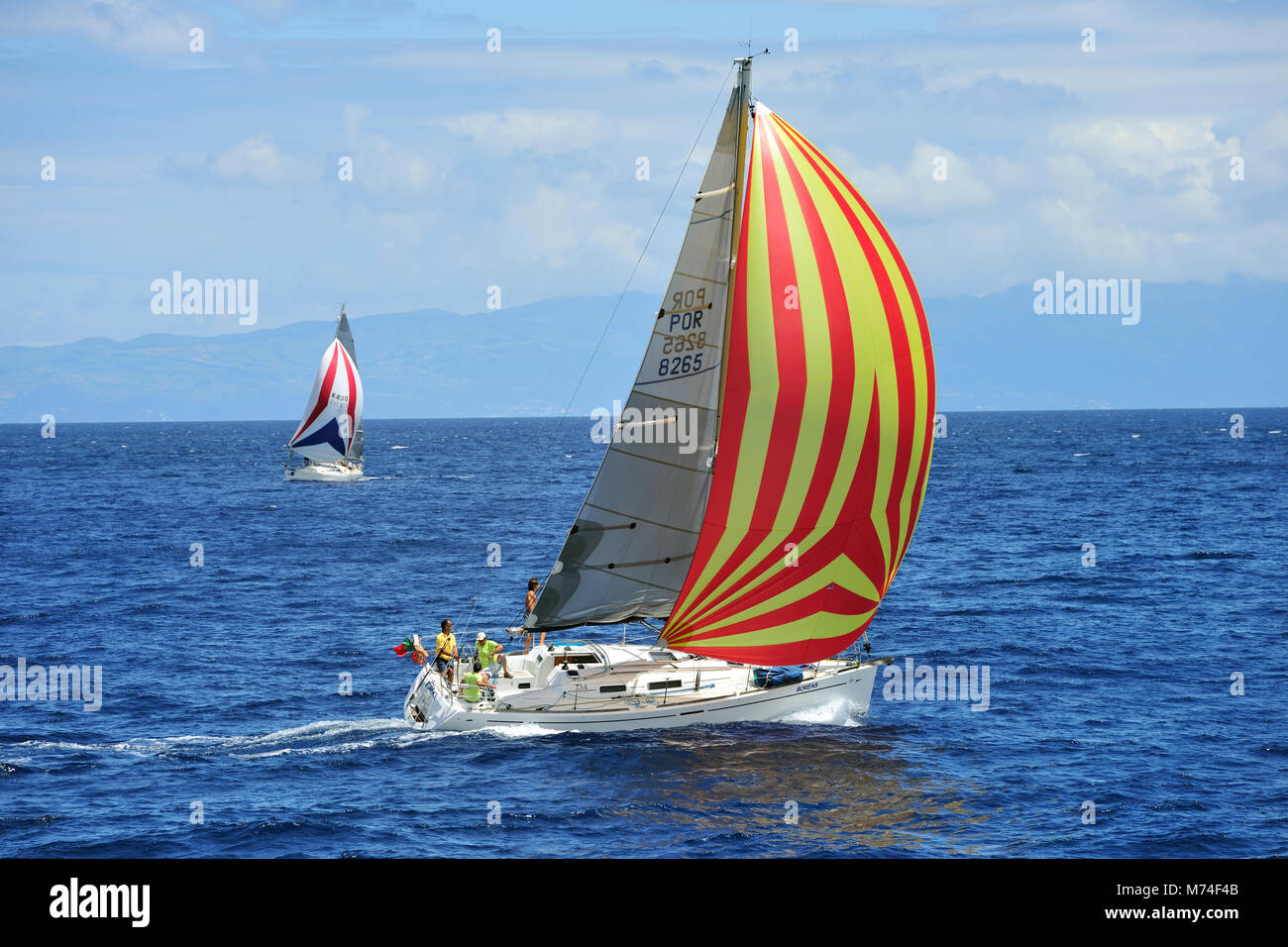 Regatten im Meer Kanal zwischen Faial und Pico Inseln im Meer Woche Festival. Faial, Azoren, Portugal Stockfoto