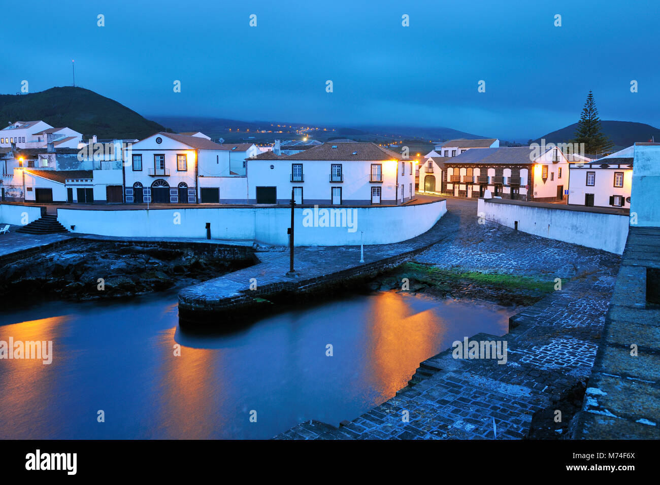 Das historische Zentrum von Santa Cruz da Graciosa bei Dämmerung, die Insel La Graciosa. Azoren. Portugal Stockfoto