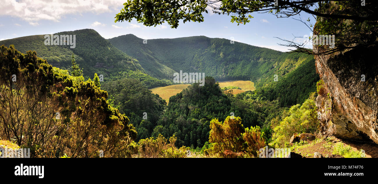 Der riesige Vulkankrater bekannt als Caldeirão. Die Insel La Graciosa, Azoren. Portugal Stockfoto