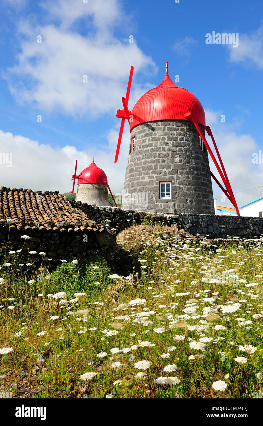 Traditionellen Windmühlen in São Mateus (Praia), die Insel La Graciosa. Azoren. Portugal Stockfoto