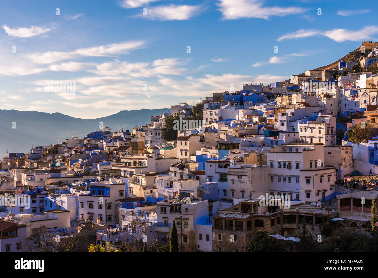 Blick von der Spanischen Moschee bei Sonnenuntergang über die Dächer der Blauen Stadt Chefchaouen im Rif-gebirge in Marokko. Stockfoto