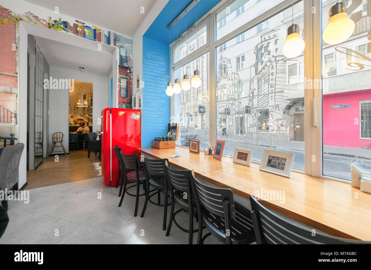 Moskau - Juli 2014: In einem kleinen Café in der Innenstadt - "Freunde für immer". Langen Holztisch in der Nähe der grossen Fenster Stockfoto