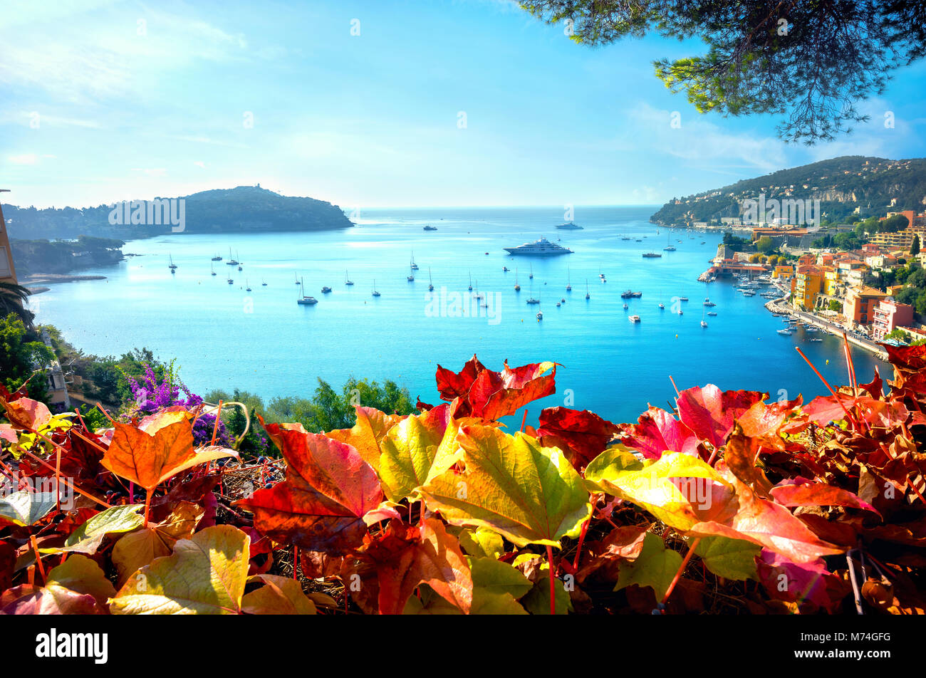 Malerischer Blick durch bunte Bush auf die Bucht und Stadt Villefranche-sur-Mer. Französische Riviera, Cote d'Azur, Frankreich Stockfoto