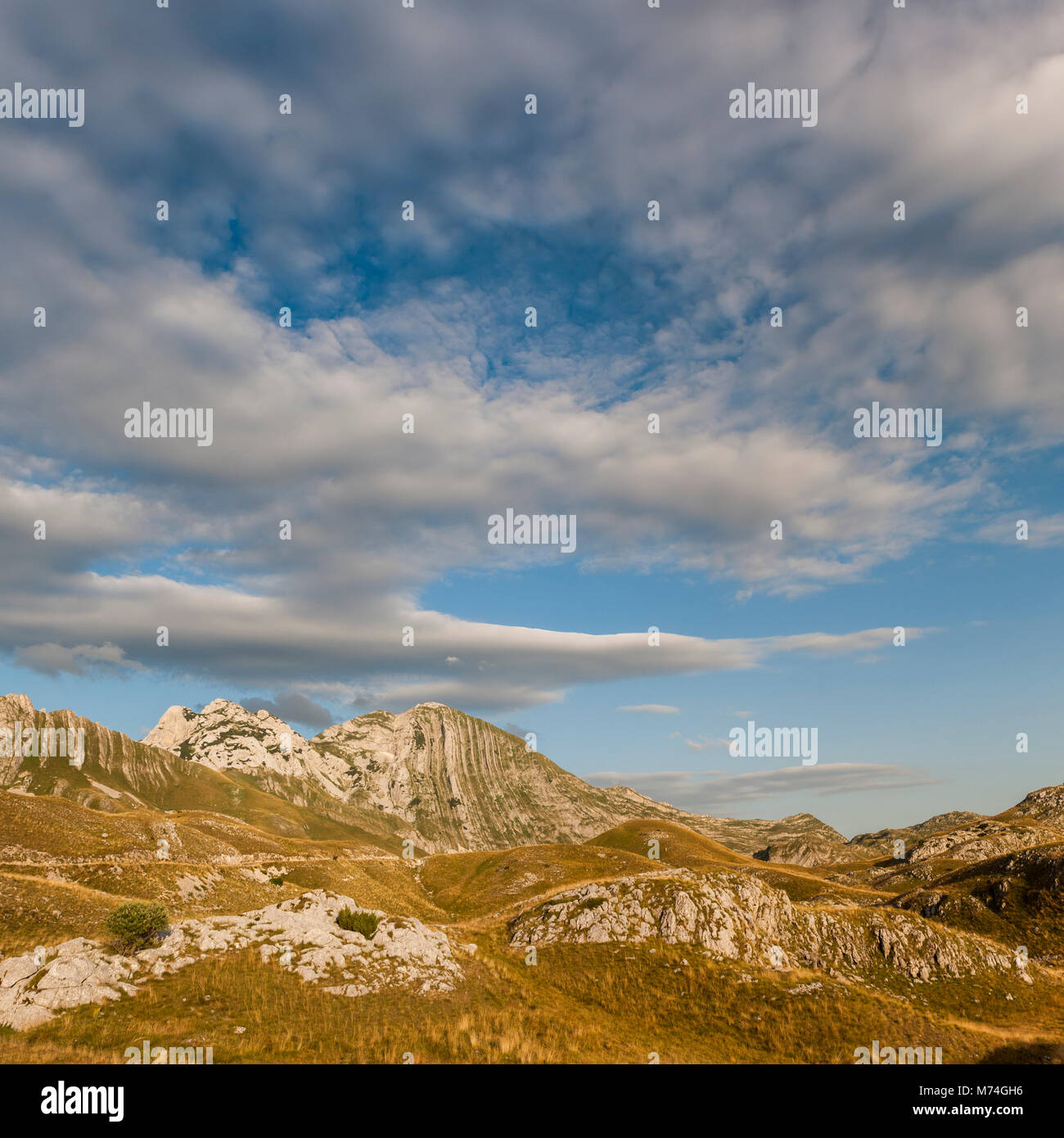 Berge von Durmitor mit eine schöne Wolke Himmel und Sonnenlicht Stockfoto