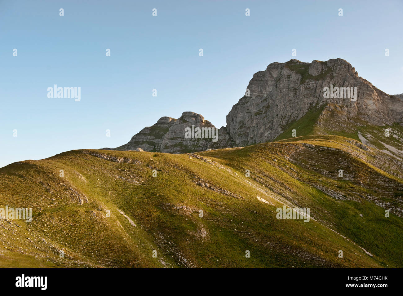 Erste Sonnenlicht Berühren der hohe Hügel von Durmitor Gebirge Stockfoto