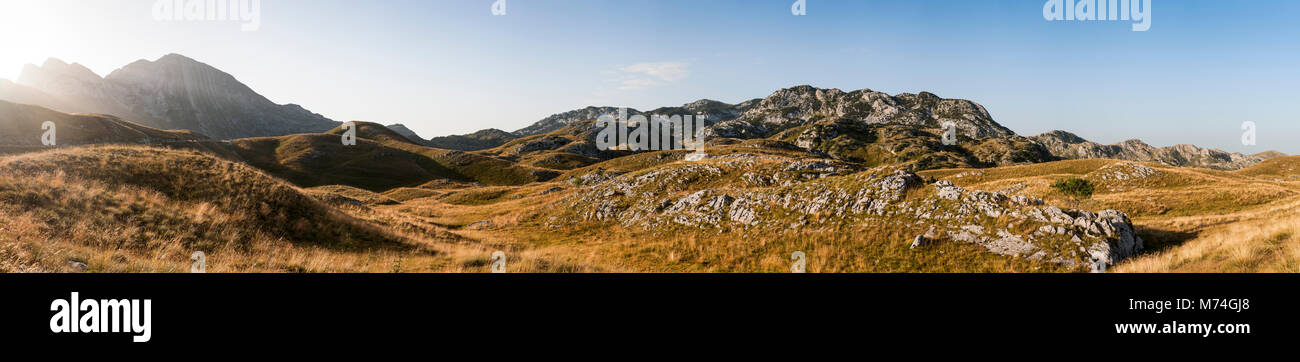 Wilde Berglandschaft Panorama mit geringer Sonneneinstrahlung im Nationalpark Durmitor Stockfoto