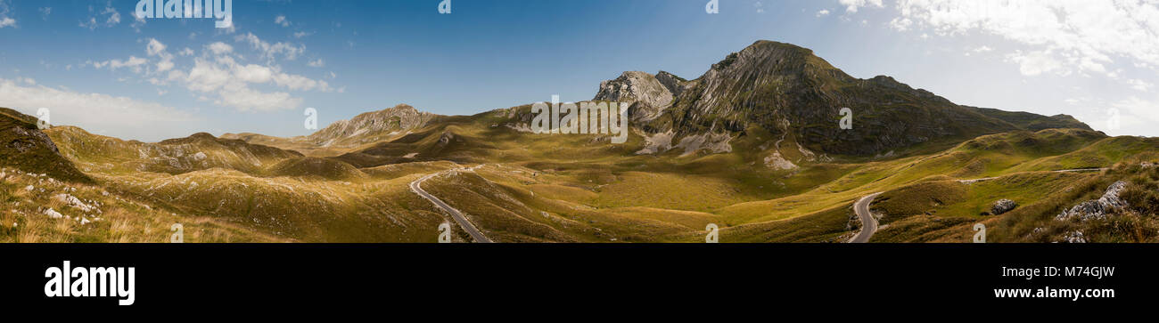 Schöne Landschaft Panorama der Kreuzung des hohen durmitor Gebirge mit einem Spiel von Licht und Schatten Wolke Stockfoto