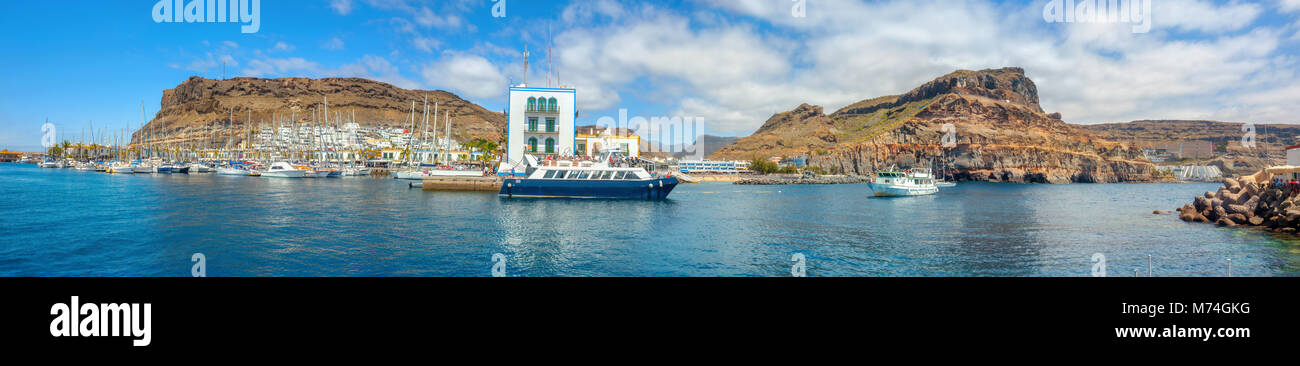 Panoramablick über Puerto de Mogan am Meer. Gran Canaria, Kanarische Inseln, Spanien Stockfoto