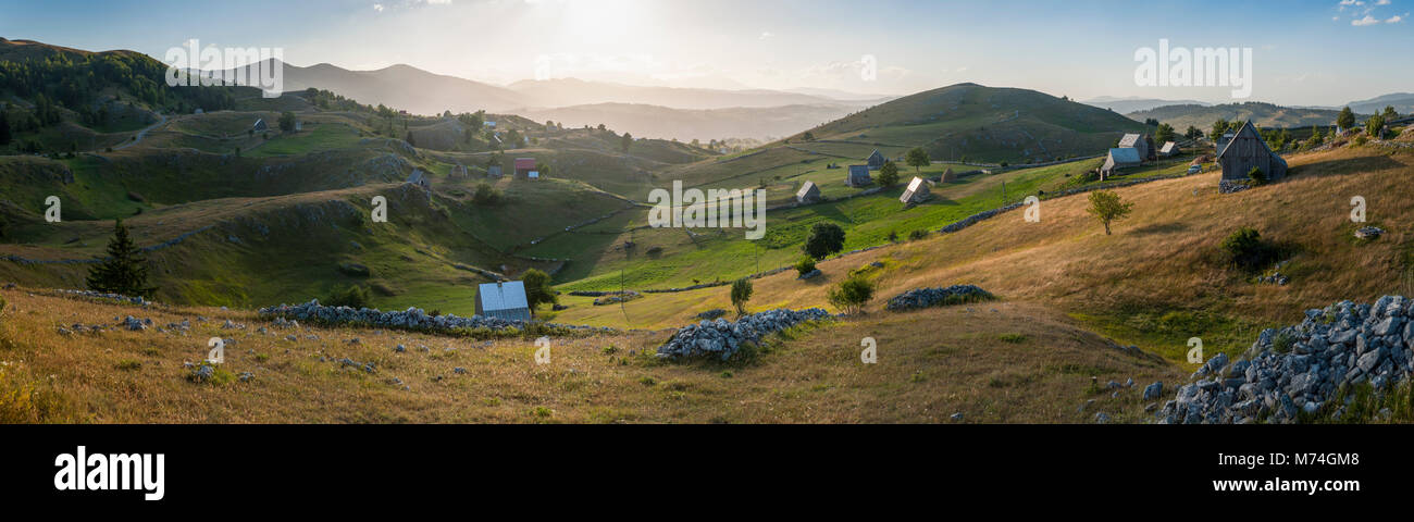 Das Beste von Montenegro Landschaften zeigen eine bunte gigapano einer ländlichen Landschaft Dorf mit Scheunen, Holzhäuser, wiesen Berge und einen schönen s Stockfoto