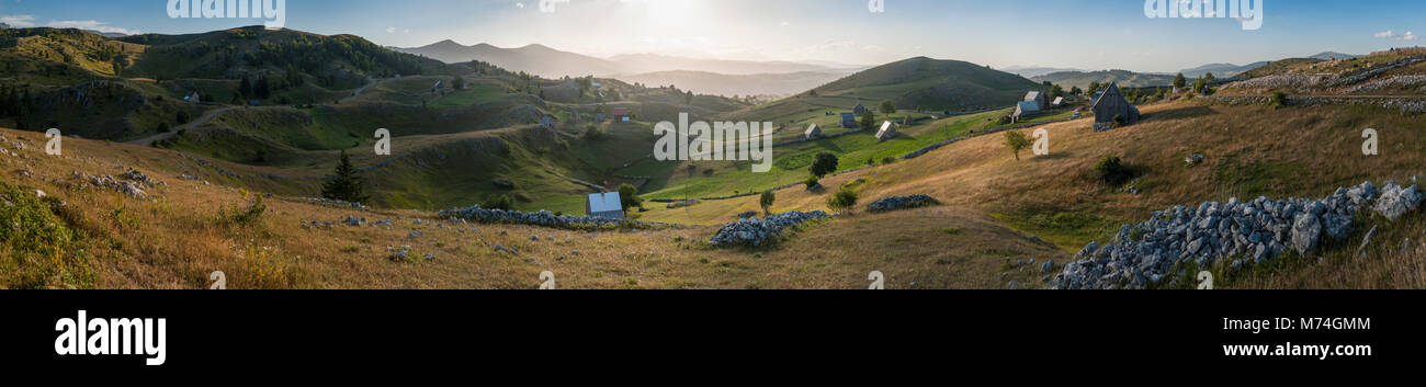 Das Beste von Montenegro Landschaften zeigen eine bunte gigapano einer ländlichen Landschaft Dorf mit Scheunen, Holzhäuser, wiesen Berge und einen schönen s Stockfoto