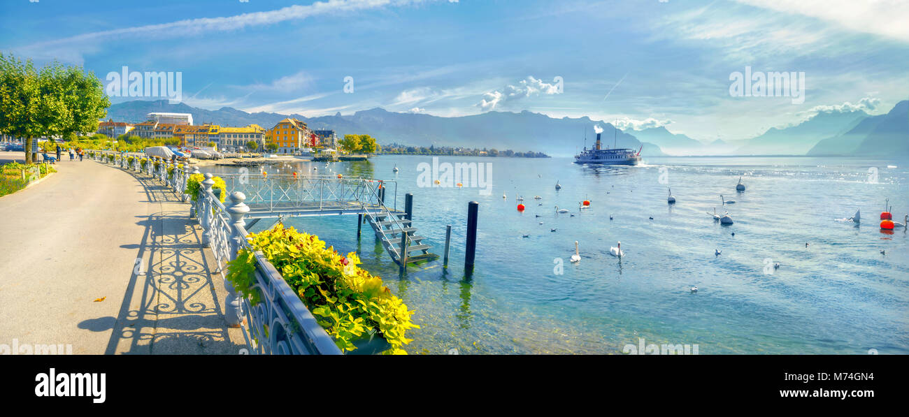 Panoramablick auf den Genfer See mit schönen Damm in Vevey Stadt. Kanton Waadt, Schweiz Stockfoto