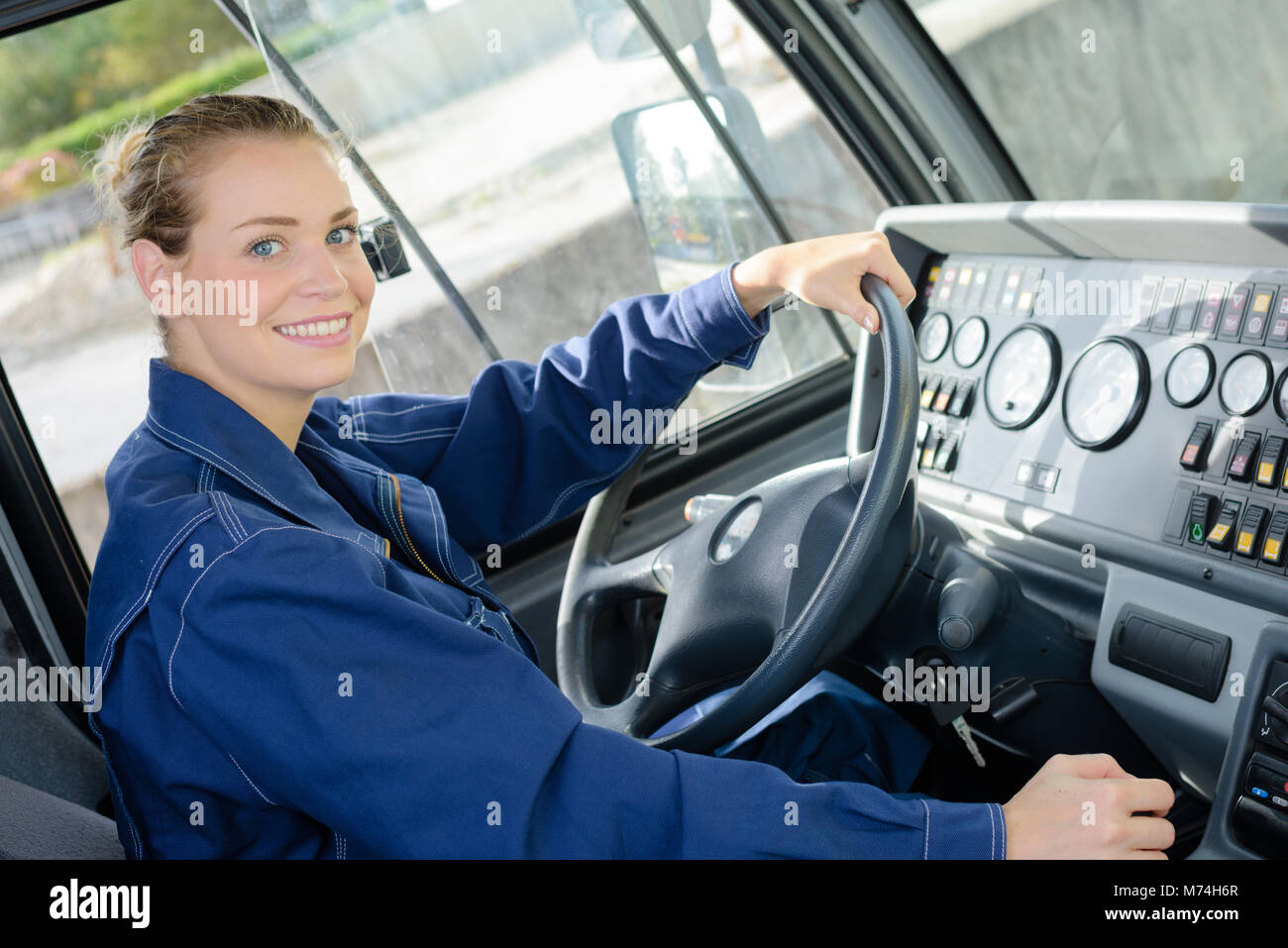 Porträt der Frau, die in der Kabine des Fahrzeugs Stockfoto