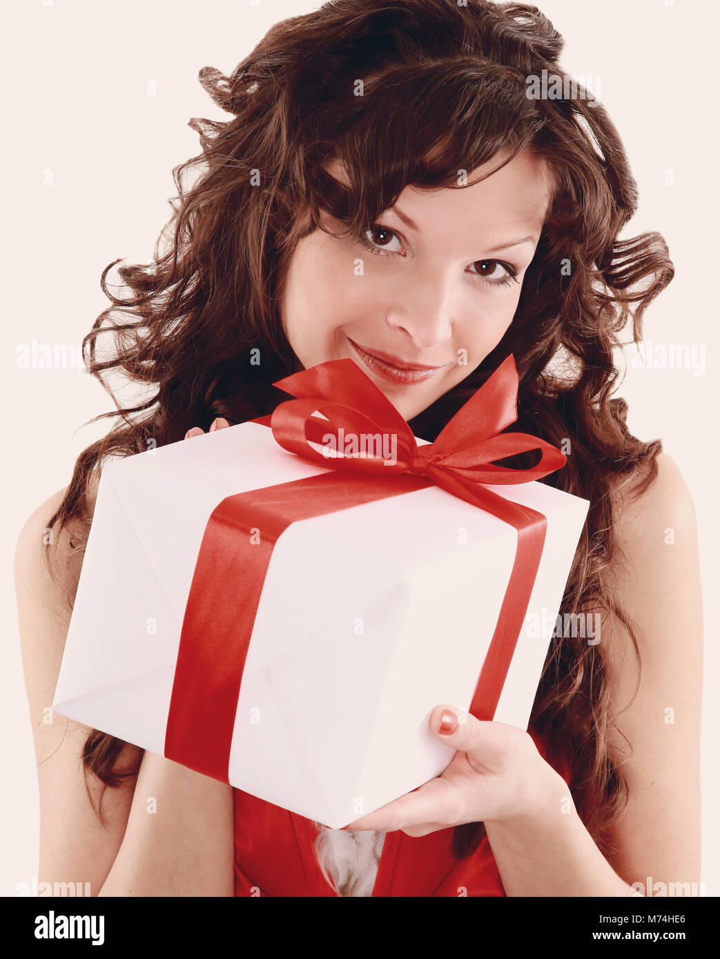 Bild von fröhlich Santa Helfer Mädchen mit Geschenk-box Stockfoto