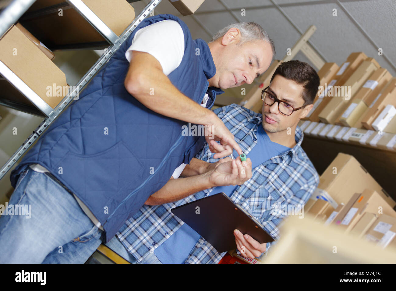 Mitarbeiter und Kollege stocks Controlling im Lager Stockfoto