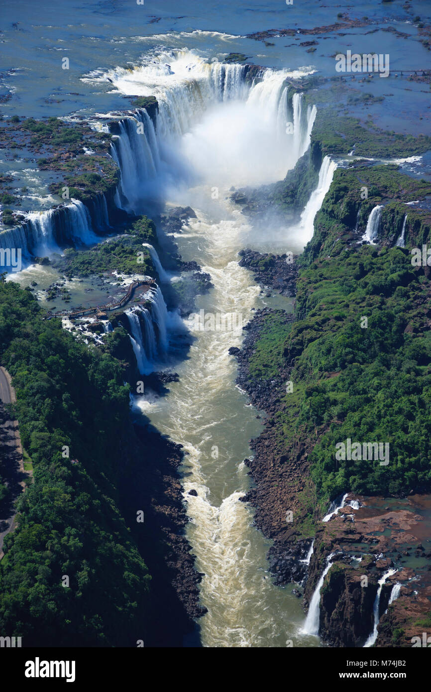 Antenne Pan full view Iguazu Wasserfälle Wasserfälle, Fluss, winzige boardwalk Trail für Perspektive, Grenze Brasilien Argentinien Paraguay, natürlichen Wunder der Welt Stockfoto