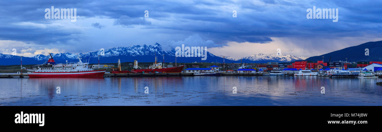 Sunrise Panorama malerischen Hafen von Ushuaia, die südlichste Stadt der Welt Tourismus Tor zur Antarktis, Anden Hintergrund, angedockt touristische Schiffe Stockfoto