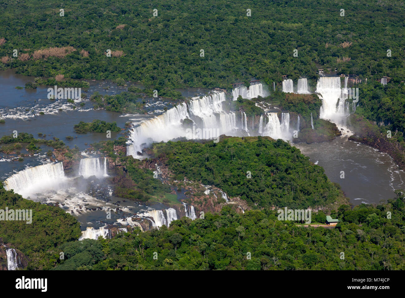 Sommer Antenne panorama Blick auf die Iguazu Wasserfälle Wasserfälle an der Grenze zu Brasilien, Argentinien, Paraguay, UNESCO-Weltkulturerbe, natürlichen Wunder der Welt Stockfoto