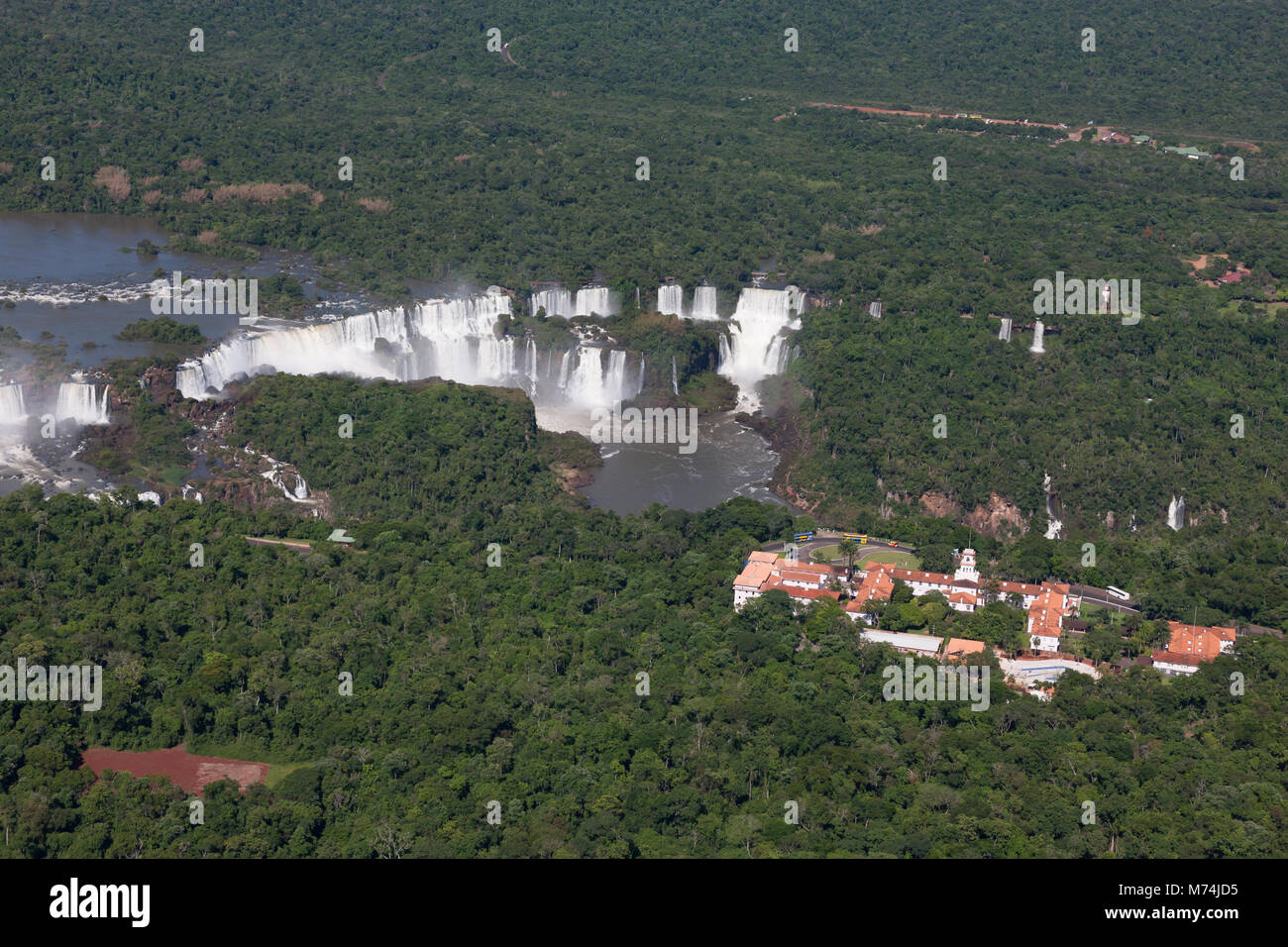 Sommer panorama aerial Iguazu Wasserfälle Wasserfälle, UNESCO-Weltkulturerbe, Naturwunder der Welt, Belmond Hotel das Cataratas, Südamerika Stockfoto