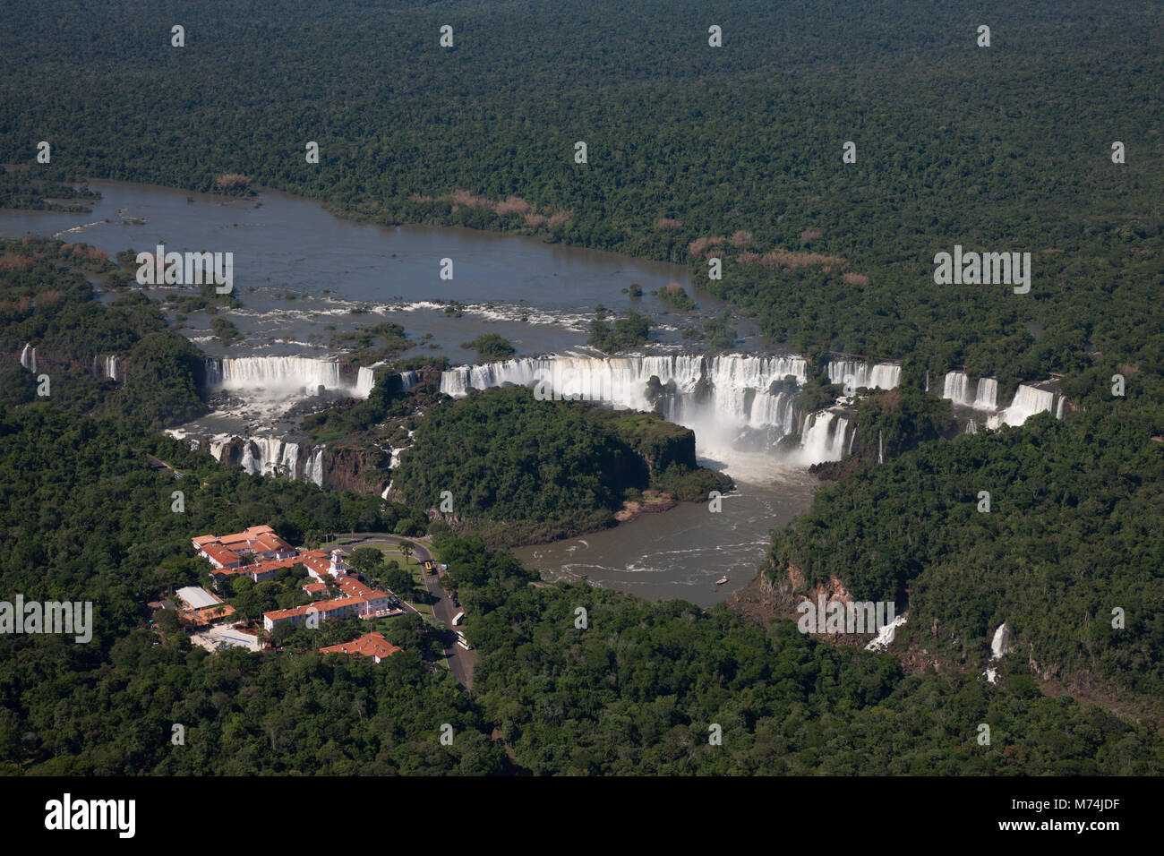 Sommer panorama aerial Iguazu Wasserfälle Wasserfälle, UNESCO-Weltkulturerbe, Naturwunder der Welt, Belmond Hotel das Cataratas, Südamerika Stockfoto