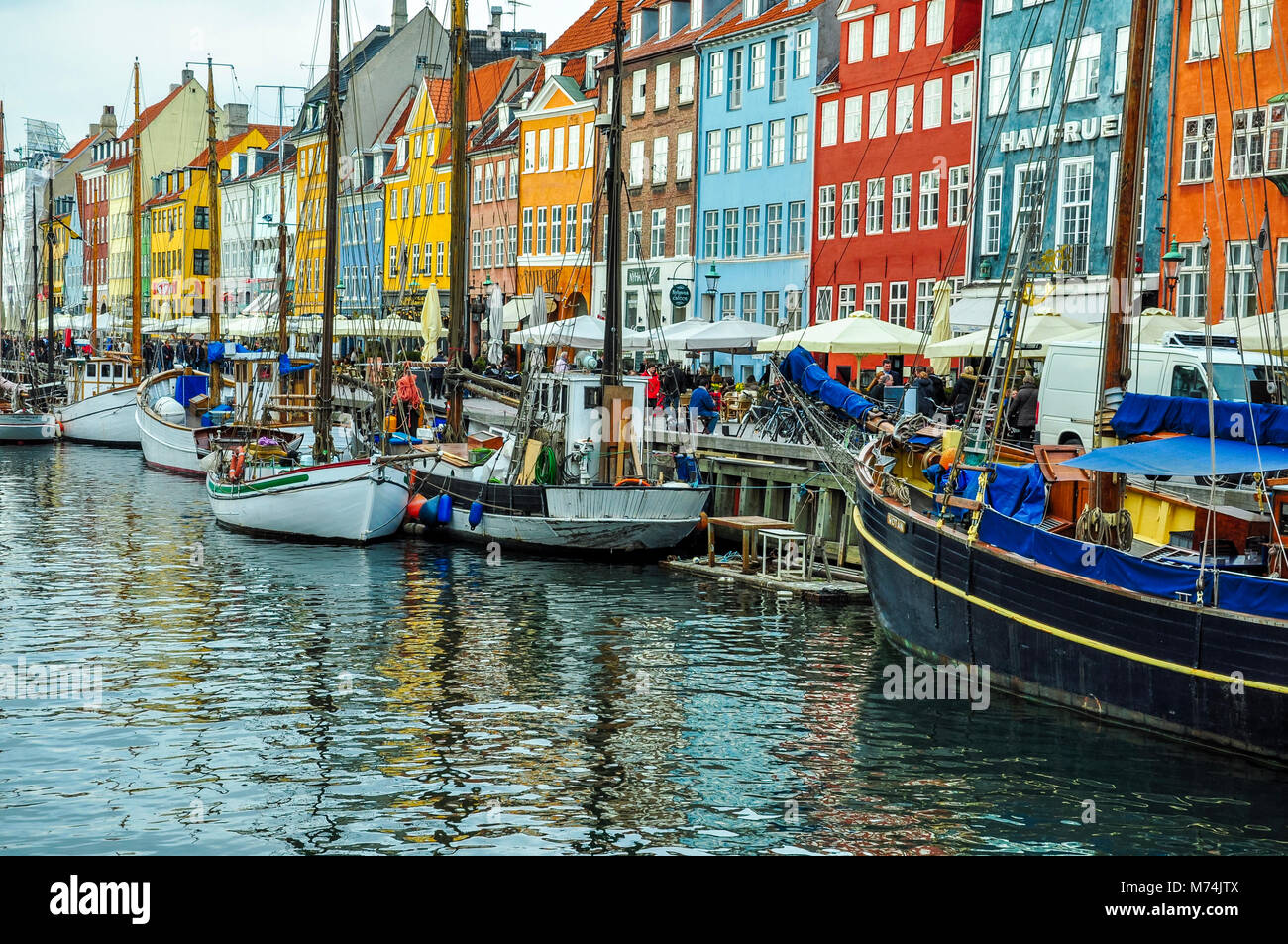 Kopenhagen, Dänemark - 20 April 2012, bunte Hafenviertel Nyhavn und den Kanal mit Booten und Menschen zu Fuß und Essen Stockfoto