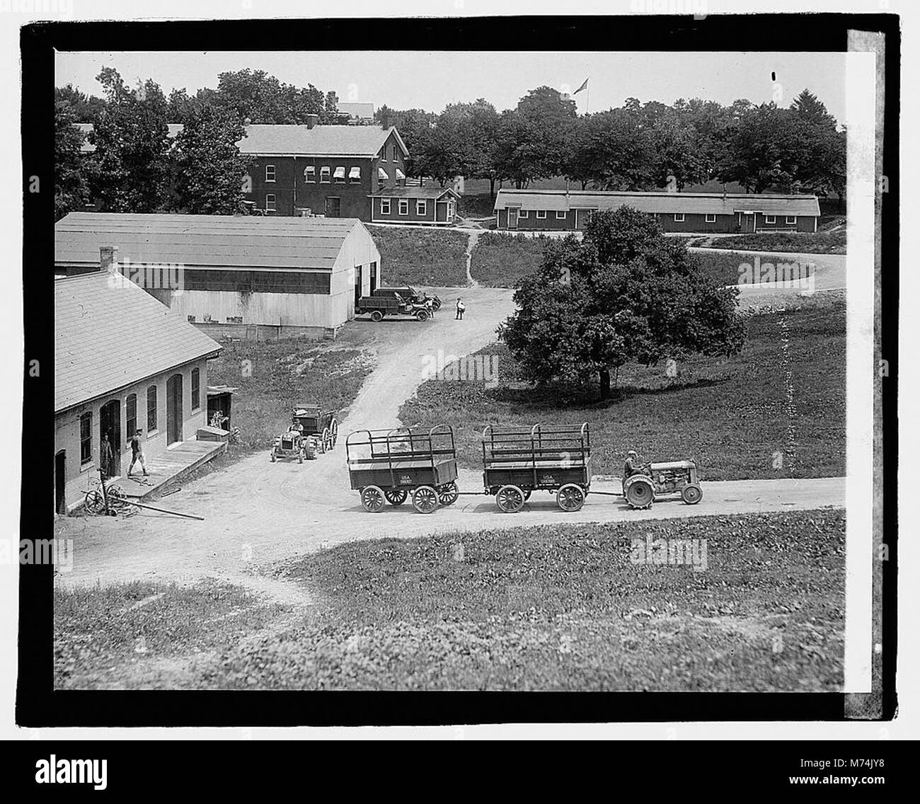 Eine Serie von Fordson-Traktoren, die diese legendären Maschinen in der Landwirtschaft präsentieren, die für ihre Rolle bei der Mechanisierung der Landwirtschaft im frühen 20. Jahrhundert, insbesondere in den USA und darüber hinaus, von Bedeutung sind. Stockfoto