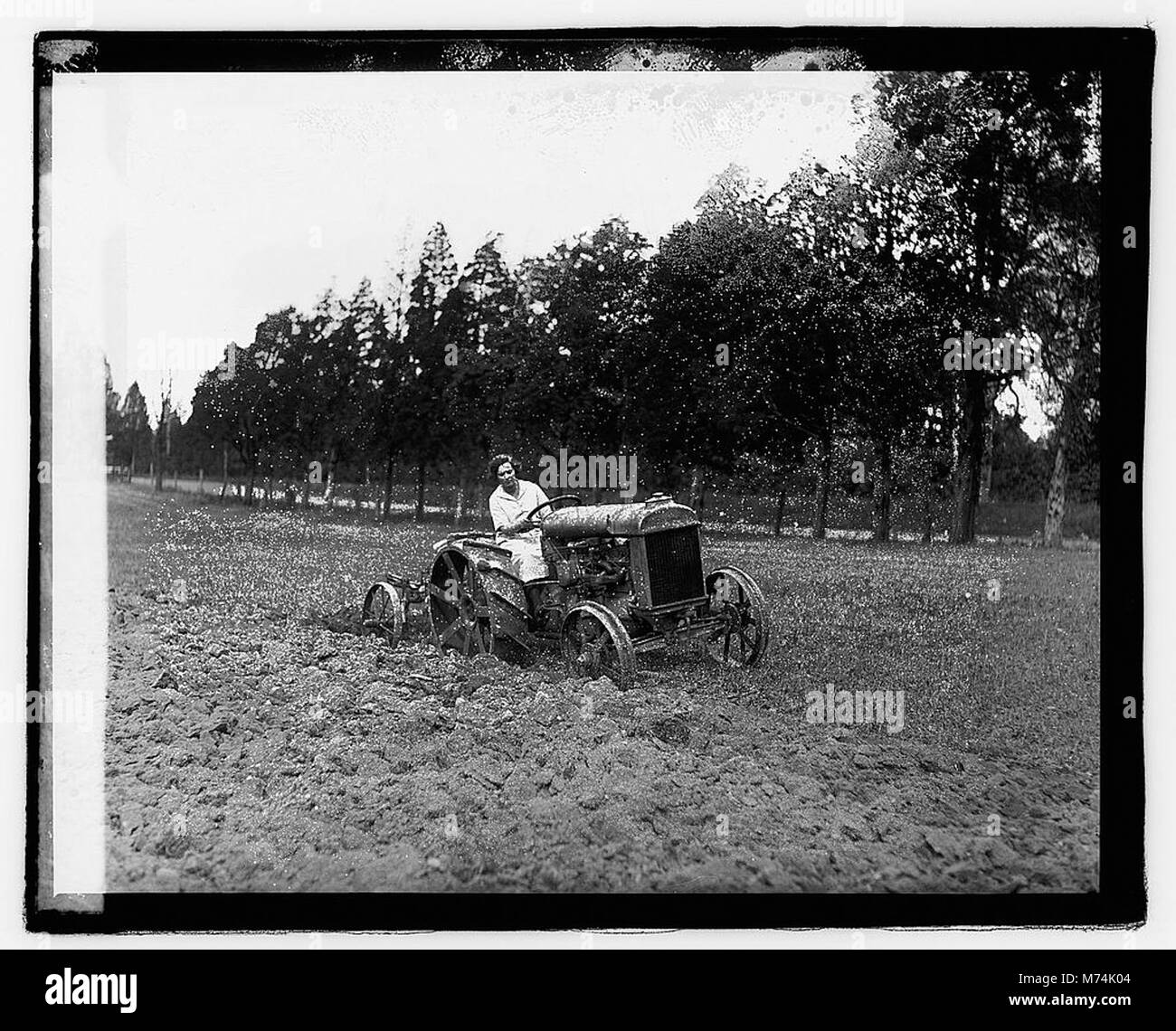 Eine Demonstration eines Ford-Traktors, in dem seine landwirtschaftlichen Anwendungen und Innovationen in der landwirtschaftlichen Technologie des frühen 20. Jahrhunderts vorgestellt werden. Stockfoto