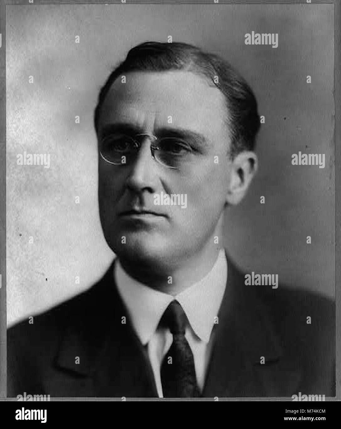 Ein Kopf-und-Schulter-Porträt von Franklin Delano Roosevelt, dem 32. Präsidenten der Vereinigten Staaten, der seine herausragende Rolle in der amerikanischen Geschichte im 20. Jahrhundert unterstreicht. Stockfoto