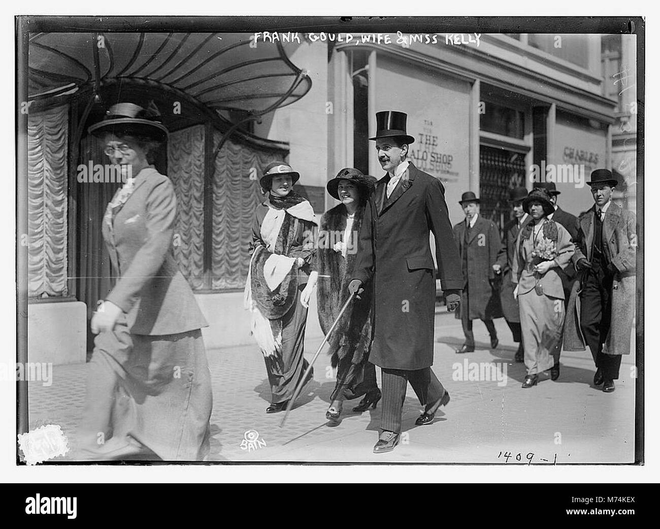 Frank Gould, ein US-amerikanischer Geschäftsmann, wird auf diesem Bild mit seiner Frau und Miss Kelly dargestellt. Gould war bekannt für seine bedeutenden Vermögens- und Geschäftsbeziehungen, insbesondere in der Eisenbahn- und Immobilienbranche, während des späten 19. Und frühen 20. Jahrhunderts. Stockfoto