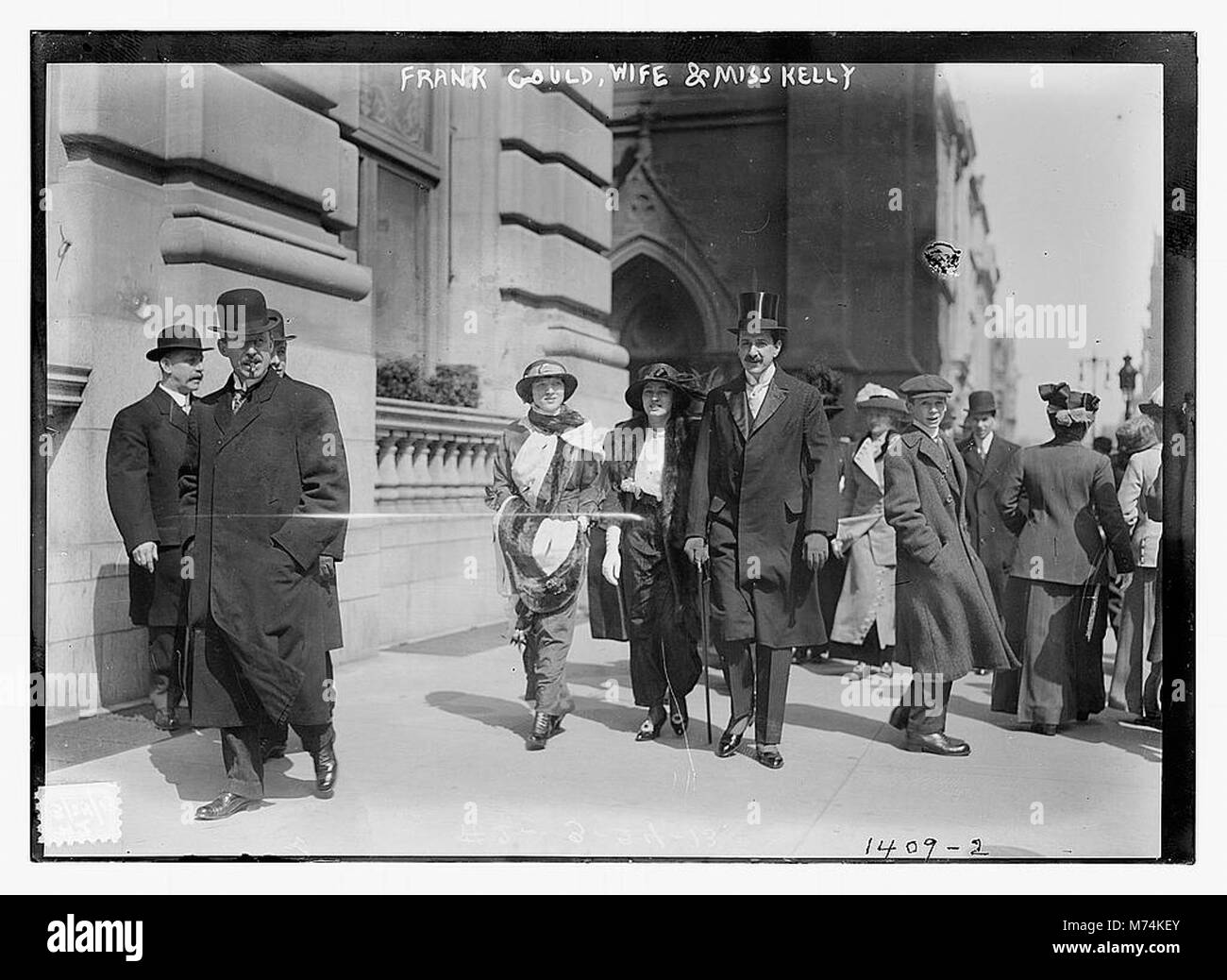 Dieses Foto zeigt Frank Gould, seine Frau und Miss Kelly, die einen Moment in ihrem Leben festhalten, der wahrscheinlich mit sozialen oder familiären Ereignissen in der Gesellschaft des frühen 20. Jahrhunderts in Verbindung gebracht wird. Stockfoto