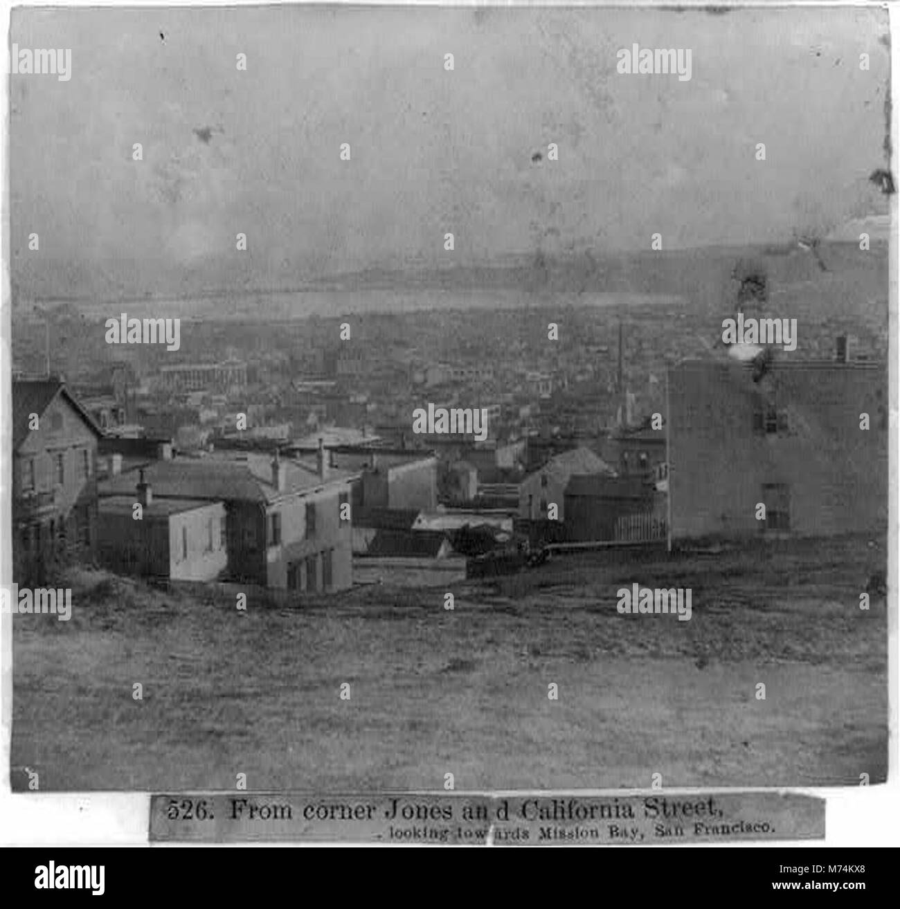 Dieses Foto zeigt einen Blick von der Ecke Jones Street und California Street in San Francisco in Richtung Mission Bay. Das Bild spiegelt die städtebauliche Entwicklung und die architektonische Landschaft der Stadt wider. Stockfoto