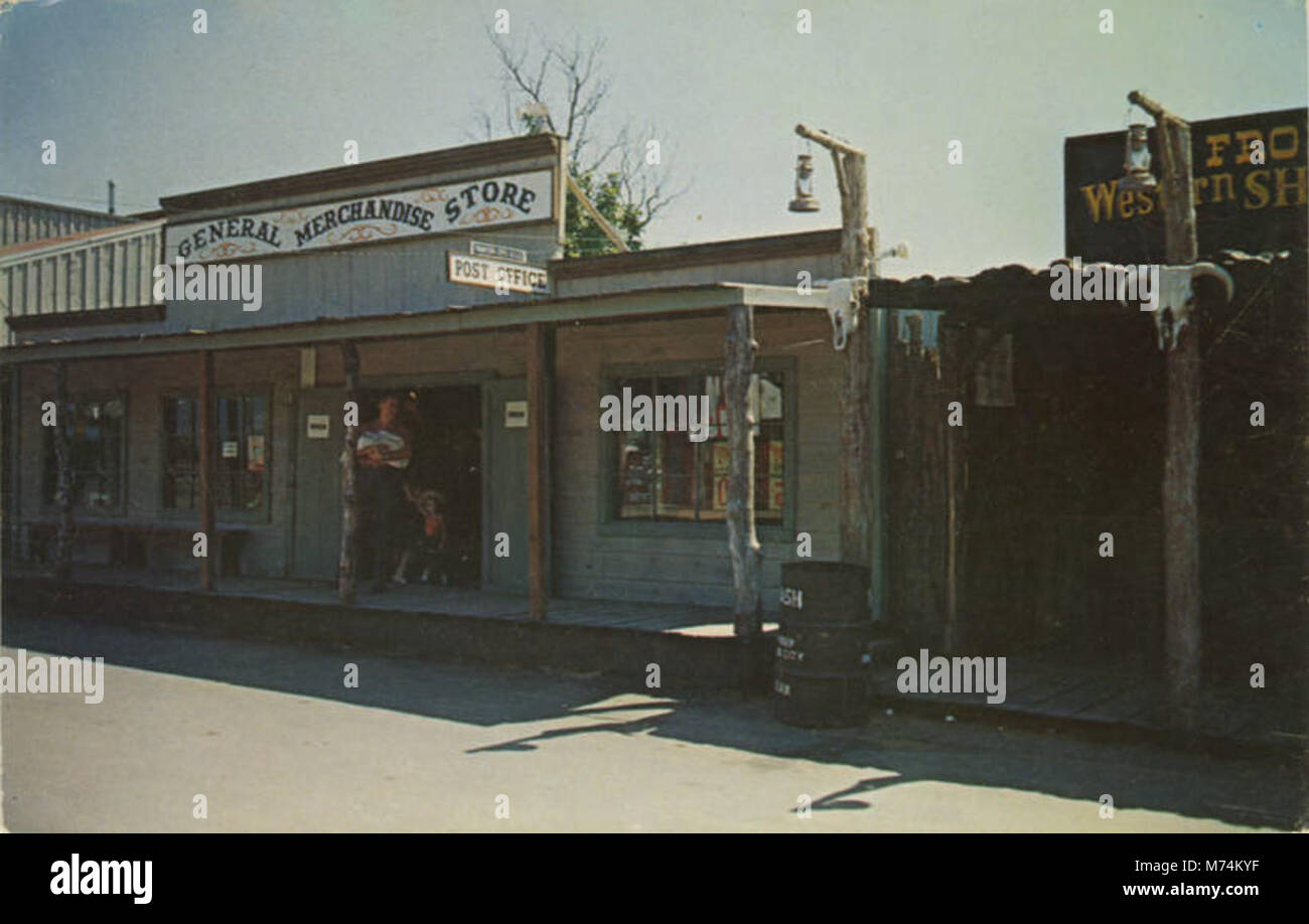 Ein Blick auf Frontier City mit dem Postamt und dem Gemischtwarenladen, typisch für ländliche amerikanische Städte im 19. Und frühen 20. Jahrhundert. Dieses Bild verdeutlicht die Rolle dieser Gebäude als zentrale Knotenpunkte für Kommunikation und Handel in kleinen Gemeinden. Stockfoto