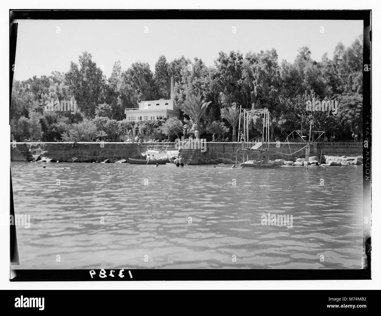 Ein malerischer Blick auf den Lido in Tiberias, am Ufer des Galiläischen Meeres in Israel. Das Foto fängt die malerische Landschaft und die Freizeitatmosphäre dieses beliebten Reiseziels ein. Stockfoto