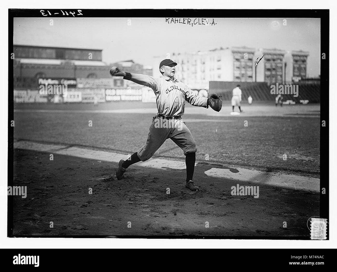 Dieses Foto zeigt George Kahler, einen Spieler aus dem Cleveland AL Team, im Hilltop Park in New York, der einen Einblick in den Baseball des frühen 20. Jahrhunderts und seine Spieler gewährt. Stockfoto