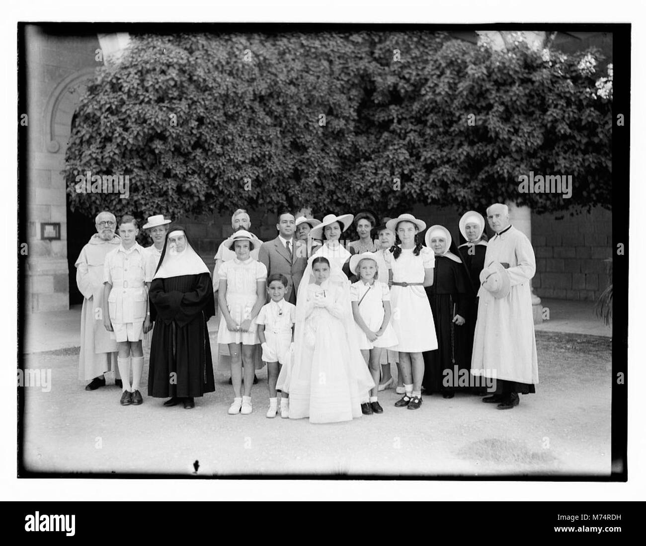 Dieses Bild fängt Gruppen und einzelne Freunde der Familie Matson in Jerusalem ein und zeigt das soziale Leben in der Stadt während des frühen 20. Jahrhunderts. Stockfoto