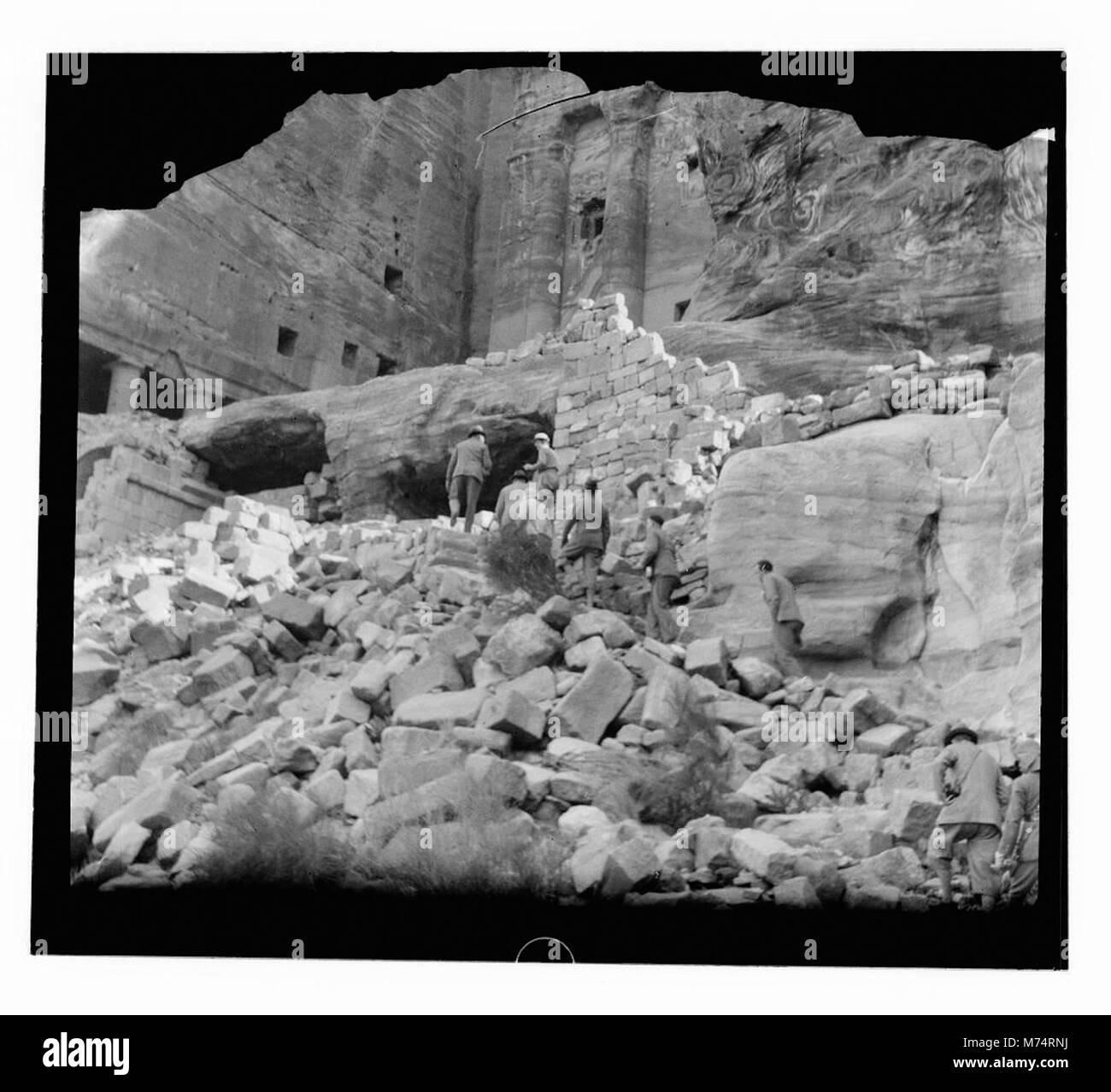 Ein Porträt von Gustaf Adolf, Kronprinz von Schweden, möglicherweise in Petra, Jordanien, aufgenommen, das seinen königlichen Status und internationale Reisen widerspiegelt. Stockfoto