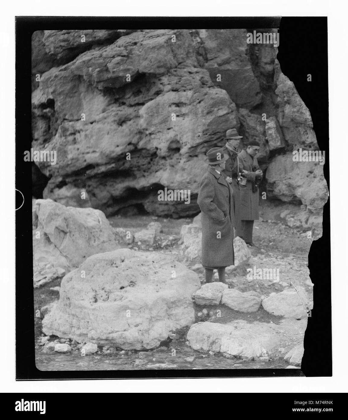 Ein Foto von Gustaf Adolf, Kronprinz von Schweden, wahrscheinlich in Petra, Jordanien, aufgenommen, das seinen Besuch an dieser antiken und historischen Stätte unterstreicht. Stockfoto