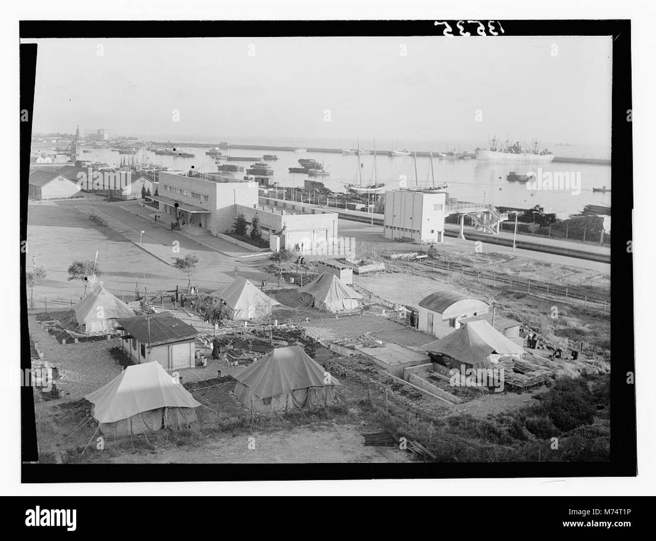 Dieses Foto zeigt den neuen Bahnhof in Haifa, Israel, der 1946 erbaut wurde. Es repräsentiert eine Periode der modernen Entwicklung in der Stadt, die die wachsende Infrastruktur Haifas nach dem Krieg widerspiegelt. Stockfoto