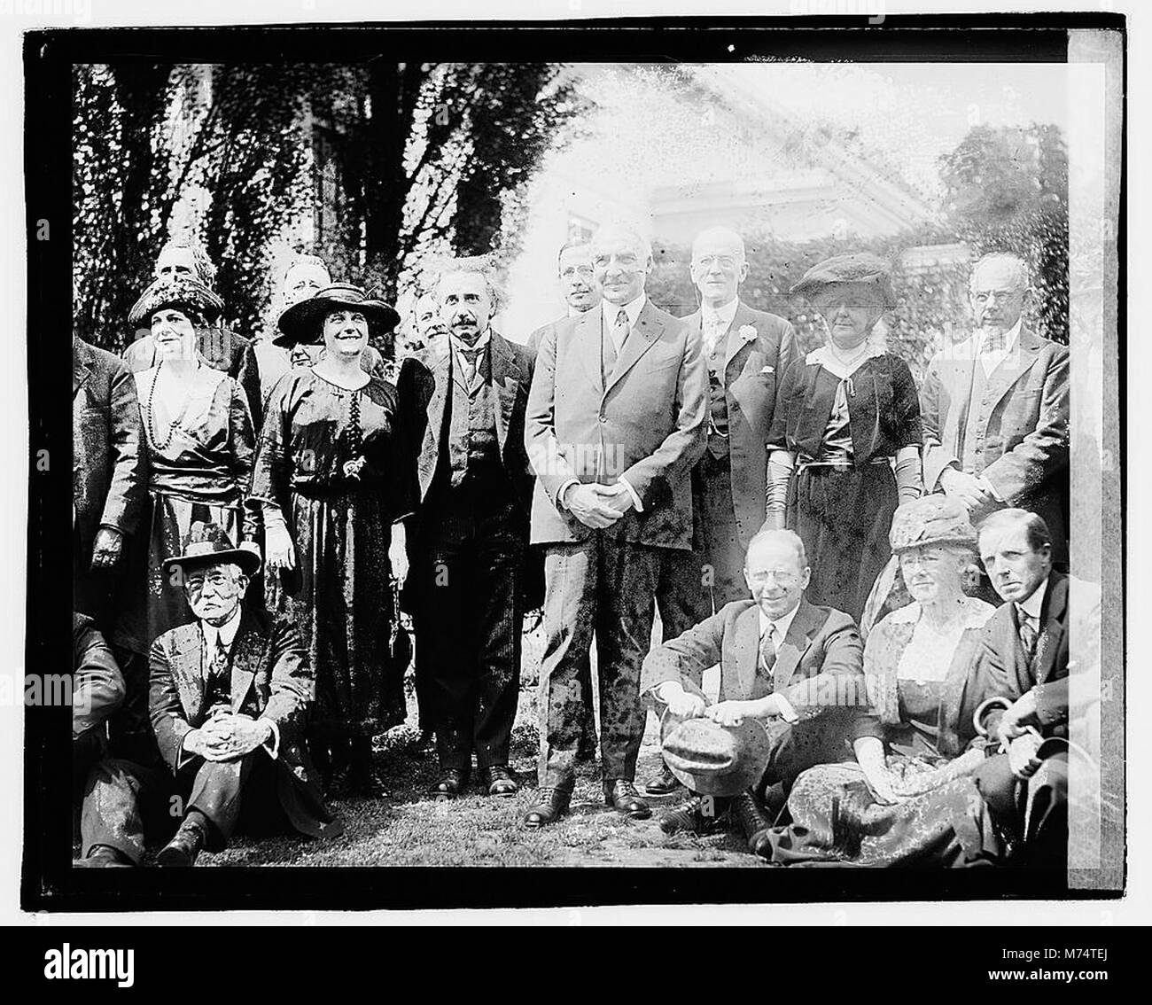 Ein Foto vom 25. April 1921, das Präsident Warren G. Harding mit Professor Einstein und seiner Frau zeigt, wahrscheinlich während eines wichtigen Treffens zwischen ihnen. Stockfoto Ein Foto vom 25. April 1921, das Präsident Warren G. Harding mit Professor Einstein und seiner Frau zeigt, wahrscheinlich während eines wichtigen Treffens zwischen ihnen. Stockfoto