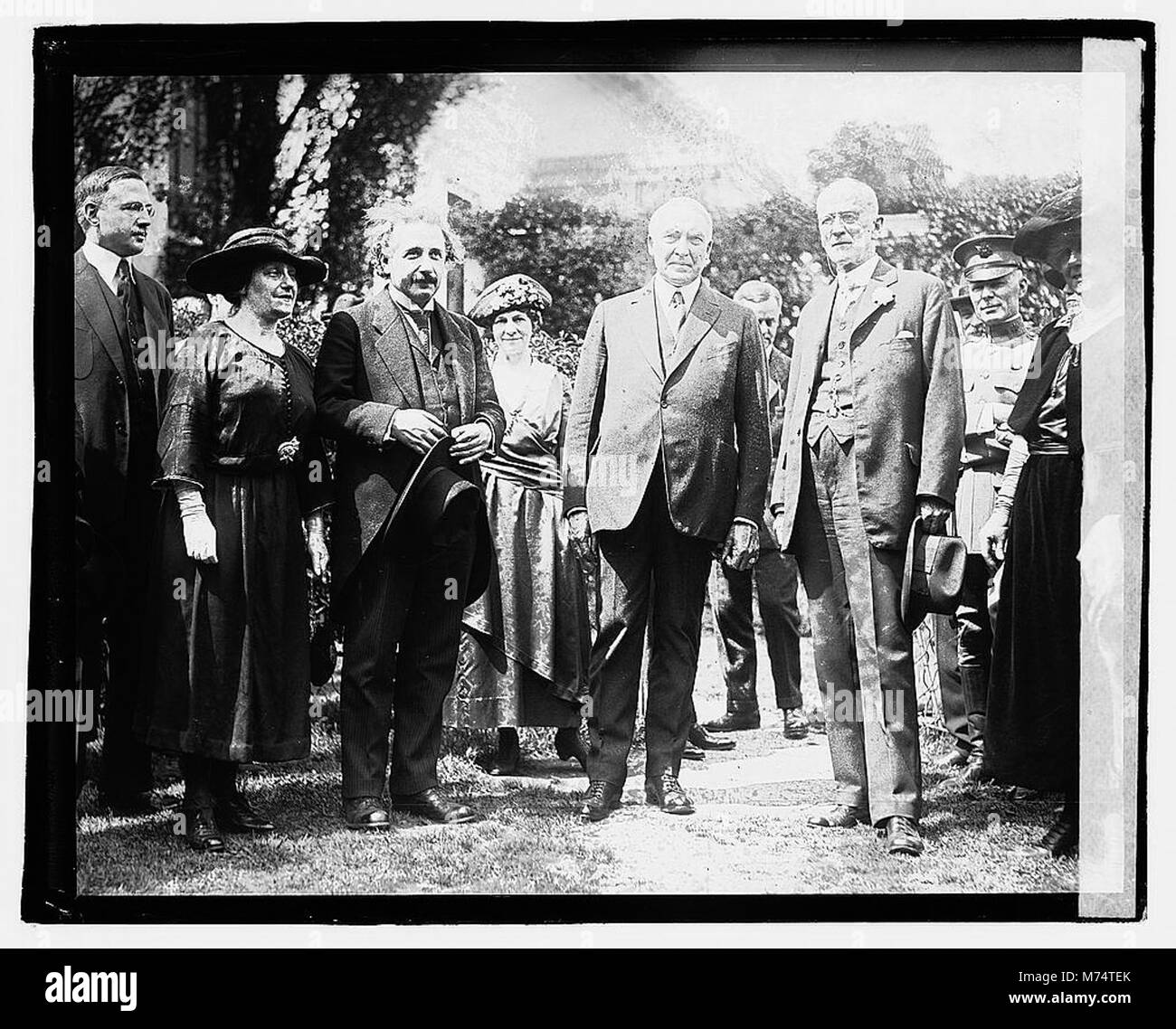 Dieses Bild zeigt Professor Einstein und seine Frau am 25. April 1921, wahrscheinlich während eines historischen Treffens oder Ereignisses, die einen Moment von akademischer und intellektueller Bedeutung festhalten. Stockfoto Dieses Bild zeigt Professor Einstein und seine Frau am 25. April 1921, wahrscheinlich während eines historischen Treffens oder Ereignisses, die einen Moment von akademischer und intellektueller Bedeutung festhalten. Stockfoto