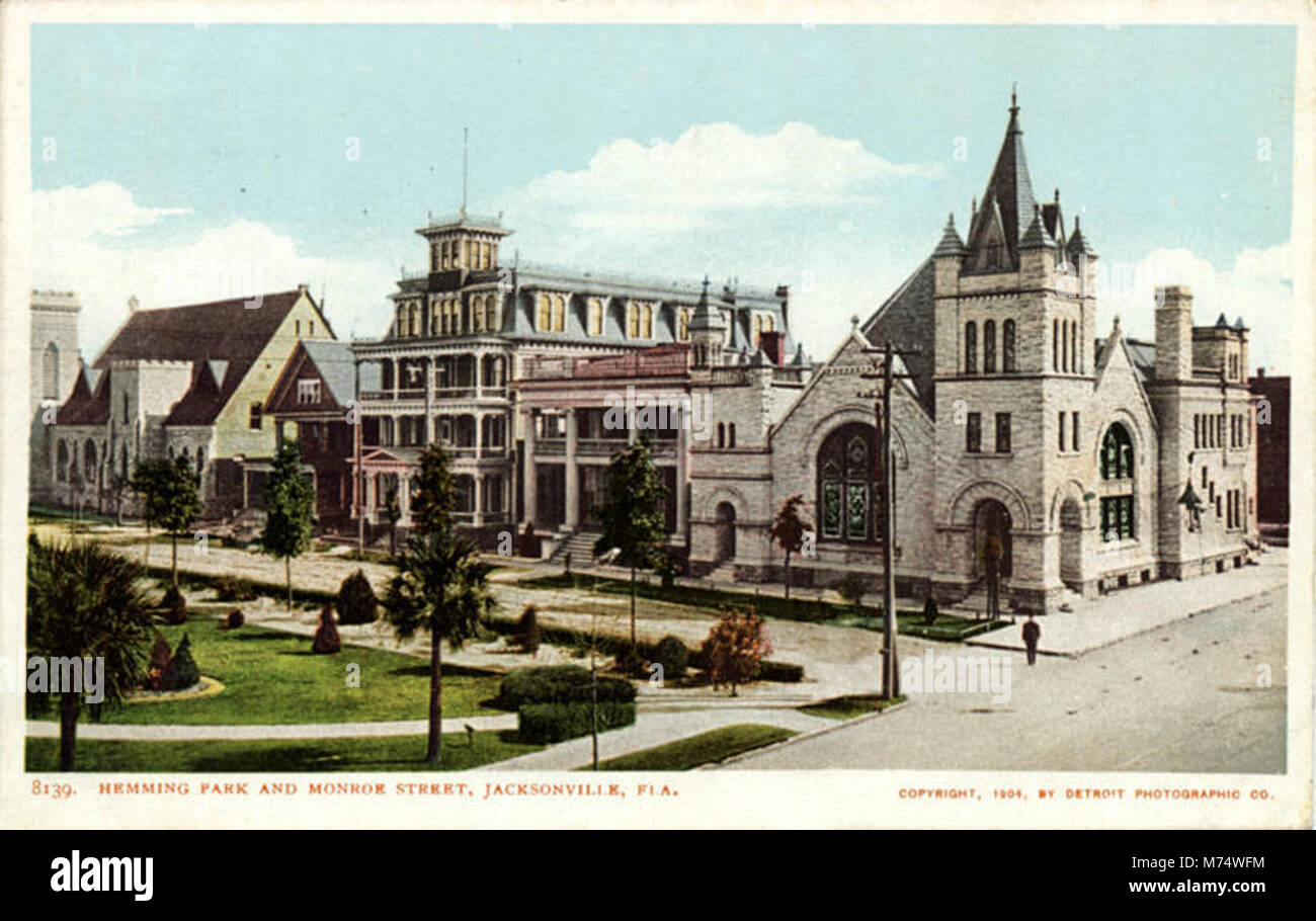 Hemming Park in Jacksonville, Florida, mit Monroe Street, einem bedeutenden Gebiet für lokale Veranstaltungen und das tägliche Leben in der Stadt. Stockfoto