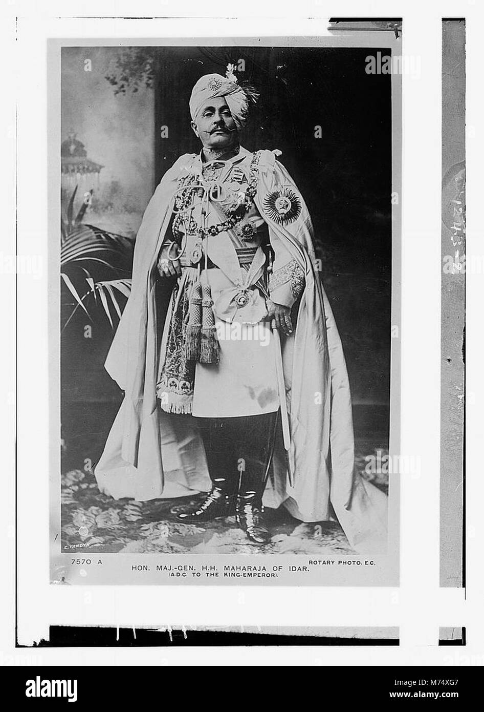 Ein Porträt des Major General H.H. Maharaja von Idar, der dem König als A.D.C. diente und seine königliche Kleidung und Stellung im indischen Königshaus zeigt. Stockfoto