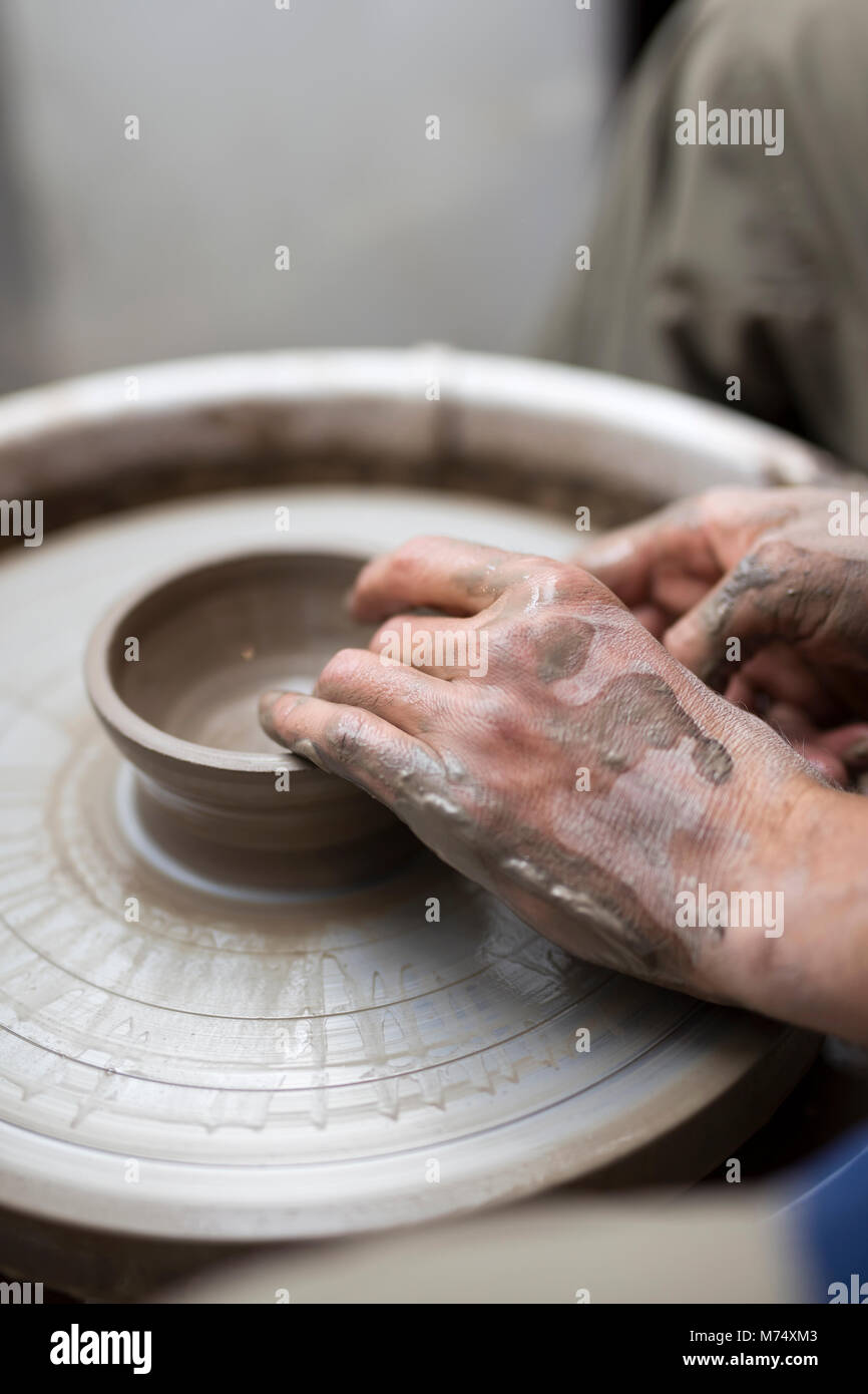Blick auf ein Künstler macht Ton auf einem Drehrad Stockfoto